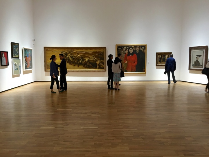 龍美術(shù)館的許多重要藏品都出現(xiàn)在了重慶館的展墻上。
