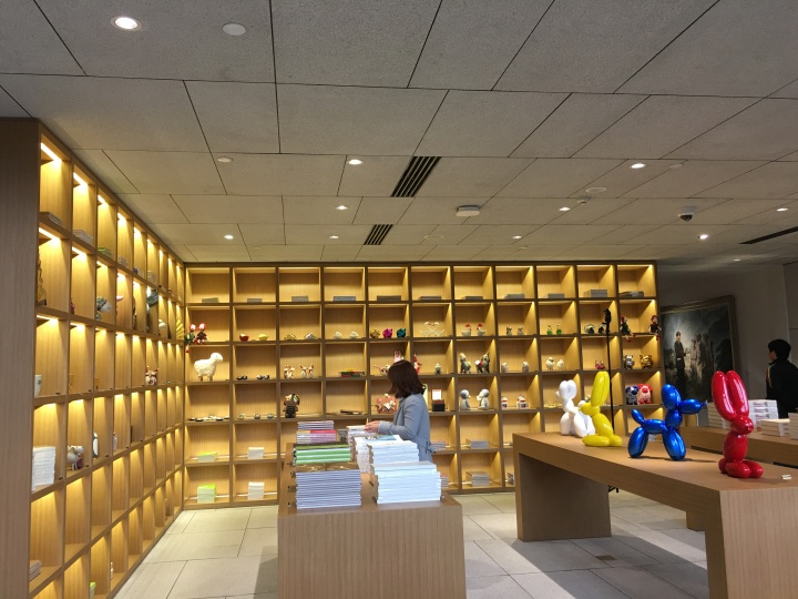 龍美術(shù)館重慶館的藝術(shù)衍生品銷售區(qū) 
