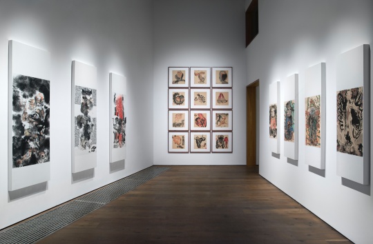 一進(jìn)門(mén)的第一個(gè)展廳展出了李津創(chuàng)作于八九十年代的西藏組畫(huà)
