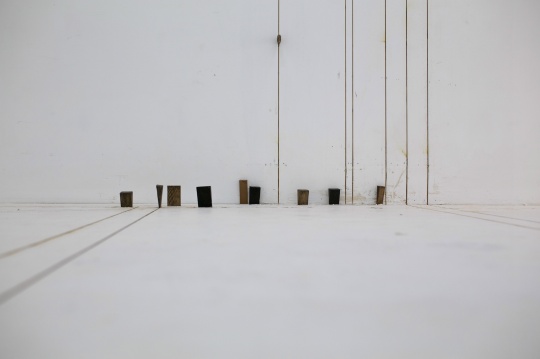 塔提亞娜·圖薇《預(yù)制空間》鑄銹銅、木頭、劃痕，尺寸可變，2014
