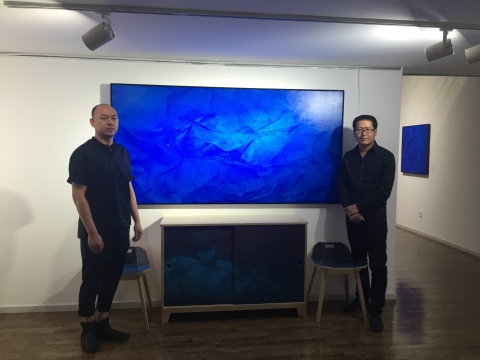 劉景弘（左）、宋繼瑞（右）在作品《證悟·藍NO.12》前
