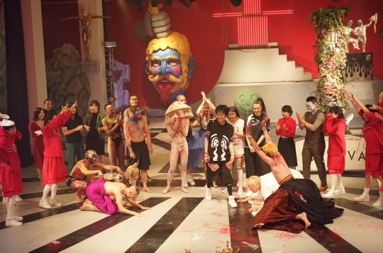 演出結(jié)束的謝幕，演員集體“膜拜”陳天灼。