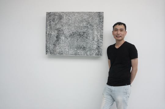 藝術(shù)家歐勁在他本次最喜歡的作品前