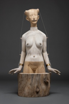 杜春風(fēng) 《禁錮的殼》120×70×36cm 香樟木&金屬材料  2015
