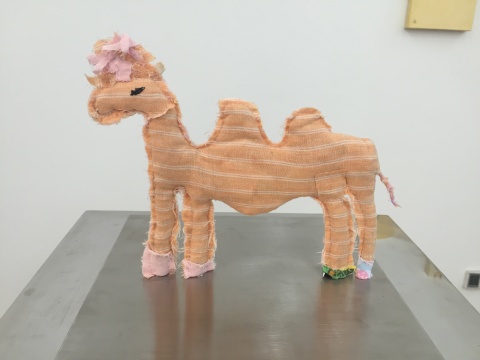 《月光灑向你》 22×3×17cm 布、不銹鋼底座 2010-2016
