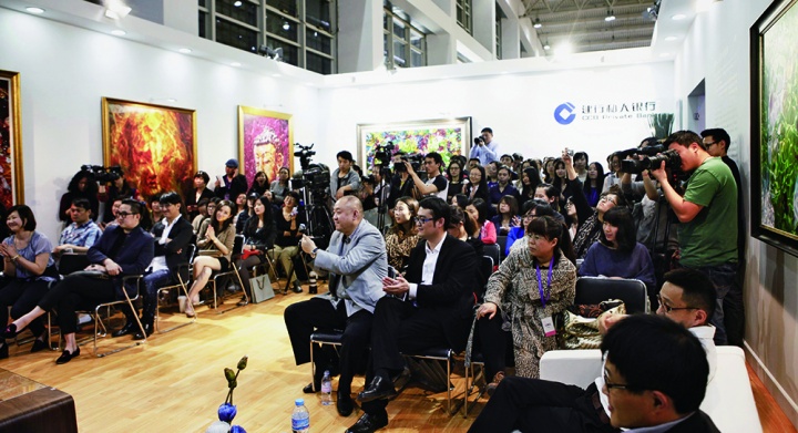 2013年，北京匡時(shí)攜手“藝術(shù)北京”于北京農(nóng)業(yè)展覽館舉行“兩岸三地青年收藏家邀請(qǐng)展”活動(dòng)現(xiàn)場(chǎng)
