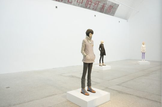真人大小尺寸的雕塑作品在創(chuàng)作初期藝術家需要按照1米9的身高來創(chuàng)作，而最終燒制成功的作品由于陶土材料的特性收縮至1米6.
