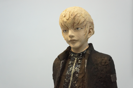 整個展覽作品中的人物幾乎都有著相似的、無表情的表情。
