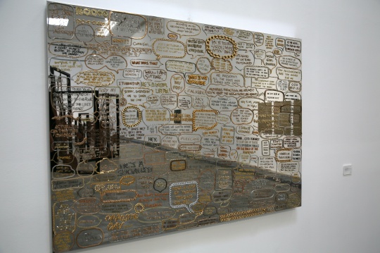 徐震-沒頂公司出品的《總統(tǒng)先生，所有狗變成貓了》110×150×6cm 裝置 鏡面不銹鋼、金屬 2015
