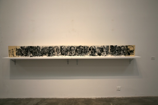 孫遜 《除了人還是人》30×396cm 紙上水墨 2016
