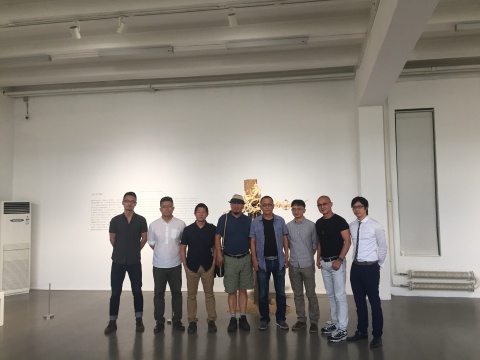 開幕式現(xiàn)場，亞洲藝術(shù)中心負責(zé)人李宜霖（右一）、策展人唐堯（右二）與嘉賓、藝術(shù)家合影
