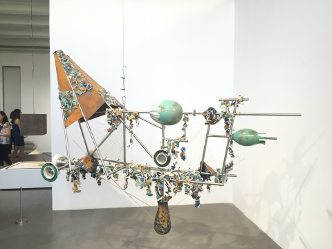 鴻韋 《失衡的時間》275×85×200cm 陶瓷、不銹鋼、鐵皮 2015
