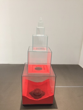 湯杰《紅塵》，紅色的沙隨著底層電子元件產(chǎn)生的風(fēng)能被吹向上，像一個運動方向相反的沙漏
