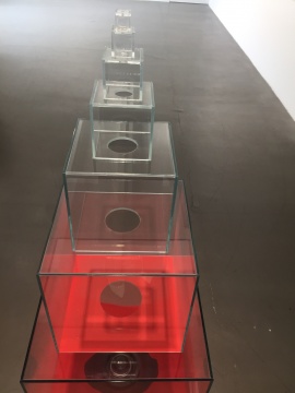 作品細節(jié)，每個正方體玻璃間都有圓孔打通，但能到達上層的沙子數(shù)量遞減
