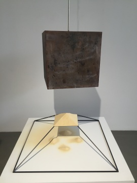 湯杰 《塔尖的塵?！?170×90×90cm 沙子、鐵、電子原件 2015 
