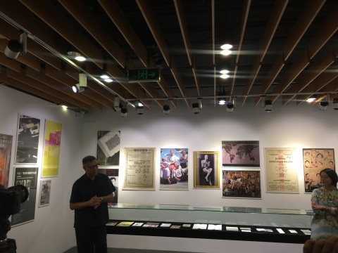 6月25日，由巫鴻策劃的“關(guān)于展覽的展覽：90年代的當代藝術(shù)展示”于OCAT研究中心開幕
