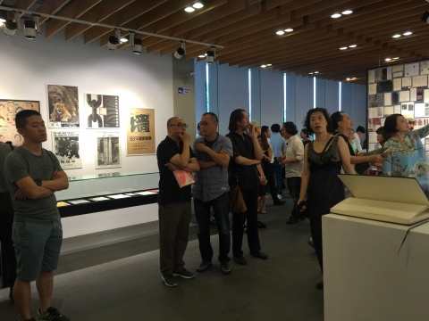 展覽現(xiàn)場嘉賓云集，這里就像是藝術(shù)家的青春回憶錄
