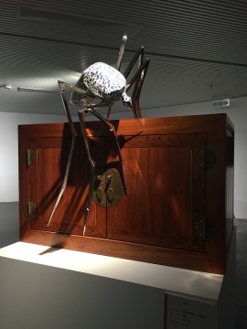 馮澍 《后昆蟲時代--吮》 100×88×90cm  瓷、不銹鋼、木 2015
