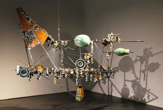 鴻韋 《失衡的時間》 275×85×200cm 瓷土，鐵皮，不銹鋼 2015.jpg
