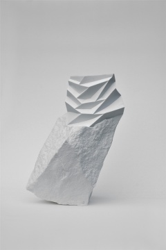 吳昊宇 《新石器NO.10》  24×23×42cm 瓷器、注漿成型 2014
