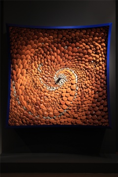 郅敏 《河圖洛書-地象》 220x220x70cm 陶瓷、金屬  2014-2016
