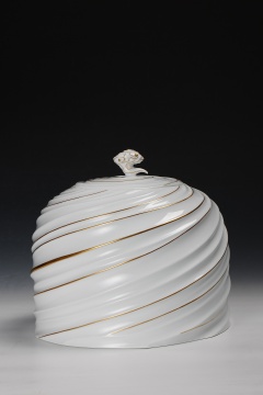 許潤輝 《靜觀云端》 32×30×28cm  瓷、本金 2014
