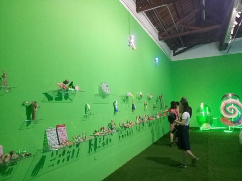 在作品前駐足的觀眾
