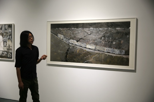 策展人朱朱在展廳導覽
