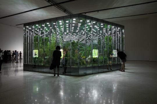 鄧國(guó)源作品《諾亞花園》，單邊長(zhǎng)4.5米，高3.5米，直徑9米，面積53平方米，鋁合金鋼架，玻璃（鏡面），LED照明燈，半自動(dòng)旋轉(zhuǎn)門，植物，假山石，2015
