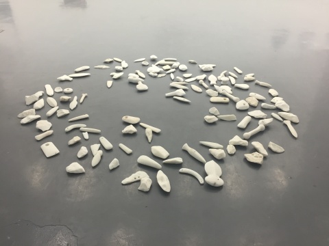 于伯公 《拿起你的武器》  200×270×8 cm、15×8×5 cm 白色大理石206件  2013年
