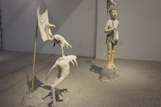 《荒原上的地標(biāo)》 98x48x188cm 聚氨酯 紙漿 松木  水墨上色 2016 （左）、《請(qǐng)叫我晨曦中的天使》 57x49x190cm 聚氨酯 紙漿 竹子  水墨上色 2016
