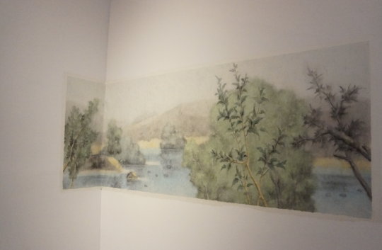 ??《復(fù)樂(lè)園》（局部）貼在墻上的水墨畫(huà)被策展人稱作“壁畫(huà)”