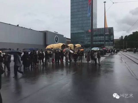 在雨中排長隊(duì)進(jìn)博覽會(huì)的畫面讓人動(dòng)容，但要在一兩天的時(shí)間里看完286家畫廊，而且還要分辨記住的大多數(shù)看上去差不多的作品就實(shí)在讓人抓狂。
