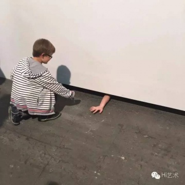 LAURA LIMA 的行為看著實(shí)在虐心，終于有個(gè)孩子實(shí)在看不下去了，把鑰匙撿起來遞給她。

