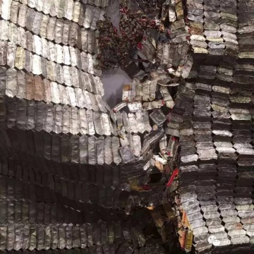 El Anatsui 的杰出不僅僅是用垃圾的奢華來嘲諷消費(fèi)社會(huì)物質(zhì)的無聊，而是他能把酒瓶蓋、易拉罐，編織作出非洲特有的手工感，這才是最值得尊重的部分。
