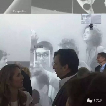 
走進(jìn)一個(gè)陌生的屋子，發(fā)現(xiàn)滿墻都是自己，我不曉得這是最好的還是最壞的事情，多媒體藝術(shù)家Rafael Lozano-Hemmer作品。

