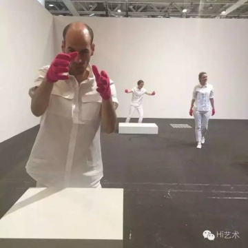 他們的工作認(rèn)真而滑稽，但卻藏著一種東西讓人笑不出聲來。（Davide Balula作品）
