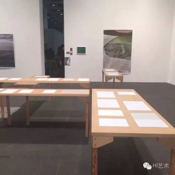 Wolfgang Tillmans好像是唯一獲過特納獎(jiǎng)的攝影師，而且作品多不裝框，直接用膠帶貼在墻上，這種掛裝方式在當(dāng)時(shí)特別屌，但今天來看，感覺有點(diǎn)過于文藝了。
