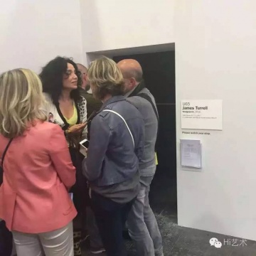 
全世界的人都這么熱愛James turrell，排這大隊(duì)估計(jì)能看上的人沒幾個(gè)，不過喜歡“毒蘑菇”的人可以期待了，據(jù)說馬上就要在上海做展覽了

