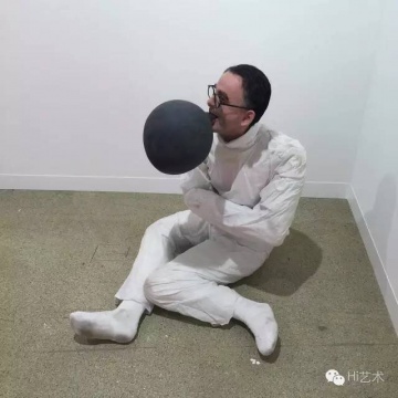 
顯然藝術(shù)家對(duì)身體又愛又恨，既迷戀又厭惡，于是現(xiàn)實(shí)與虛構(gòu)的界限被模糊化，我們進(jìn)入了一個(gè)更為復(fù)雜的矛盾和悖論的世界。

