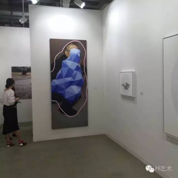 作為一個(gè)中國人，我們焦慮的看到：中國繪畫的數(shù)量在巴塞爾迅速的減少，但我們也開心的看到：中國繪畫和現(xiàn)實(shí)的關(guān)系似乎已經(jīng)找到了突破口。
