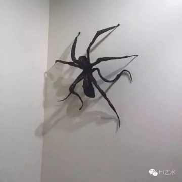作為一個(gè)中國人，我們焦慮的看到：中國繪畫的數(shù)量在巴塞爾迅速的減少，但我們也開心的看到：中國繪畫和現(xiàn)實(shí)的關(guān)系似乎已經(jīng)找到了突破口。
