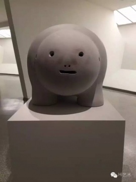 
同樣是Fischli的展覽，在紐約古根海姆展就是慘不忍睹的笑話，在巴塞爾貝耶勒里就能顯得是個(gè)妙趣橫生的傳奇；博物館和博物館之間的距離也是天差地別。這幾年看到的展覽體驗(yàn)中，古根海姆的徒有虛名最為登峰造極 。

