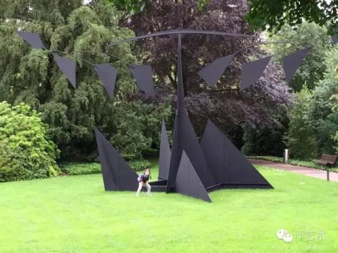 
畢加索、培根&Richard Serra、羅斯科@貝耶勒基金會(huì)美術(shù)館（ Beyeler Foundation) 灰，黑，白和自然之色；簡單而直接，此時(shí)無聲勝有聲。

