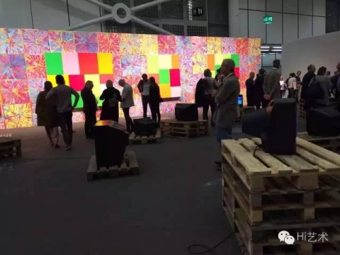 巴塞爾藝博會(huì)熱身單元，unlimited開幕，人山人海，香檳隨便喝的節(jié)奏+雙年展的實(shí)驗(yàn)氛圍，很好玩，可以開腦洞，雖然這都是大畫廊們裝出來。
