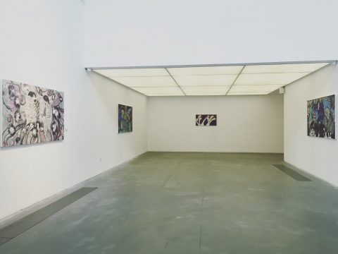 放置梁纓作品的展廳
