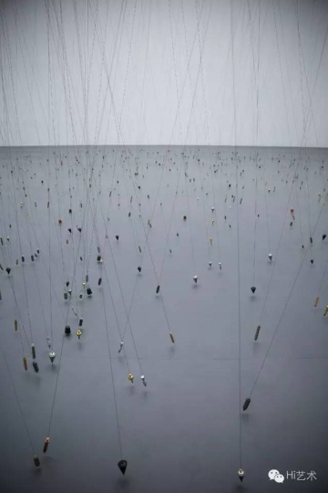 《指向無窮的750個點》鉛垂線，磁鐵、金屬，尺寸可變，2016
