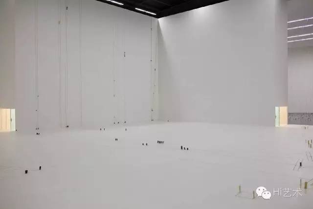 《預制空間》鑄銹銅、木頭、劃痕，尺寸可變，2014
