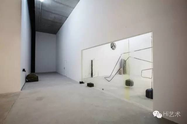 《門廳》 金屬、橡膠、霓虹燈、清漆、亞克力、玻璃、銅， 2009
