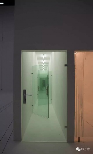 《從此逝》用玻璃營造出多重空間